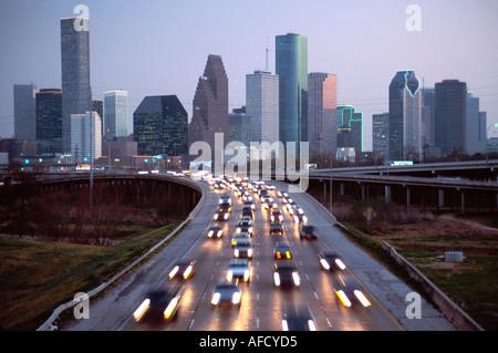 Texas, Lone Star State, The Southwest, Harris County, Houston, Interstate 45, Pendlerverkehr zur Hauptverkehrszeit, Transport, Fahrzeuge, Skyline der Stadt, Innenstadt, Stadt Stockfoto