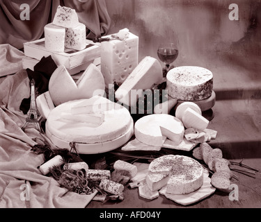 Französische Käse in Sepia von Gruppenfoto auf Warm getönten gesprenkelte Hintergrund. Querformat, Studio Tischplatte. Klassisches Bild. Stockfoto