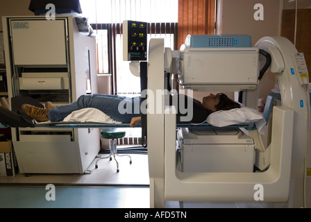 Frau in der Radionucleide Cisternography mit Gamma-Kamera Stockfoto