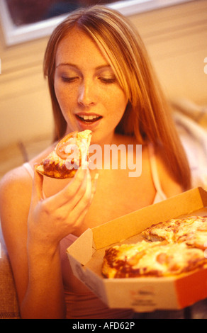 Frau aus einer Box Pizza essen Stockfoto