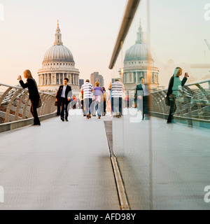 Golden Glow Sonnenuntergang Beleuchtung Menschen Millennium-Brücke in Richtung Bankside von St Paul London Stockfoto