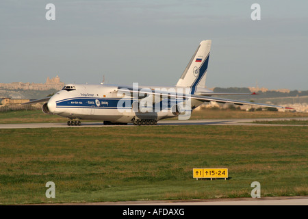 Luftfracht. Antonow An-124 Ruslan Heavy Cargo Jet von volga-dnepr Airlines Rollen für die Abfahrt aus Malta betrieben Stockfoto