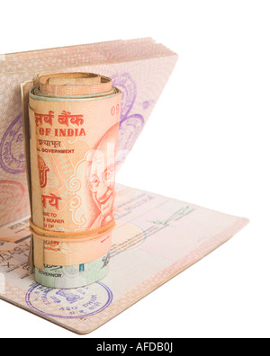 Rolle der indischen Rupien auf einen britischen Reisepass, ein Visum für Indien. Isolated on White. Stockfoto