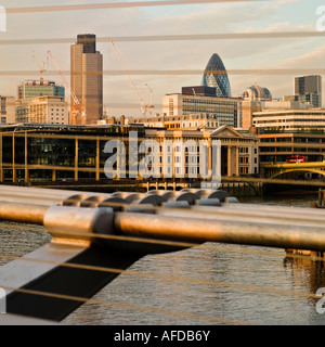 Rosa golden Amber glow Sonnenuntergang Sonnenuntergang Blick durch die Millennium Brücke Schienen zur Themse und quadratische Meile Tower 42 Gurke Stockfoto