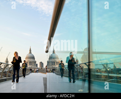 goldenes Licht des Sonnenuntergangs über Menschen, die Millennium-Brücke in Richtung Bankside von St. Pauls-London Stockfoto