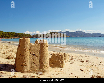 Sandburg am Strand Platja de Formentor, Badia de Pollencia, Tramuntana Region, Mallorca, Mittelmeer, Balearen, Spanien Stockfoto