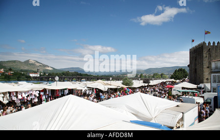 Der Markt mit dem Hintergrund des alten Gefängnisses, der Brücke und der Kirche, Ponte de Lima, nordportugal Stockfoto