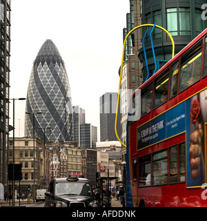 Bishopsgate Square Mile London-Gurke-Doppeldecker-Bus rot gegen Schwarz monochrome Stadtbild London Taxi Taxi Stockfoto