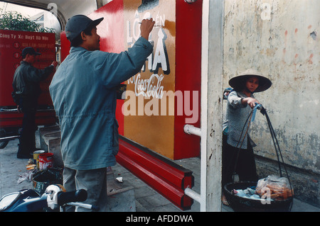 Mann malen ein Plakat, Werbung an der Bushaltestelle, Hanoi, Vietnam Stockfoto