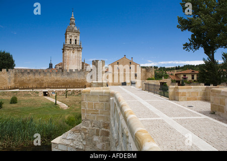 Wand, Brücke und Dom, Burgo de Osma, Spanien Stockfoto