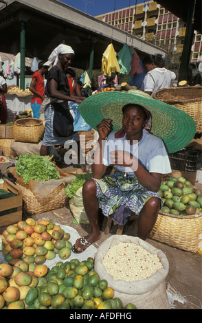 Kap Verde Praya Frau sitzt auf lokaler Gemüsemarkt Stockfoto