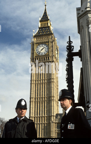 England Vereinigtes Königreich Großbritannien Großbritannien Britisches Englisch, London, Big Ben Clock Tower, zwei 2 Bobbys, Polizei, Besucher reisen Reise Touristik Stockfoto