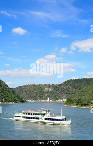 Schiffsverkehr in der Nähe von St. Goarshausen am Rhein in Deutschland Stockfoto