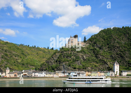 St. Goarshausen mit Burg Katz im Flusstal Rheins in Deutschland Stockfoto