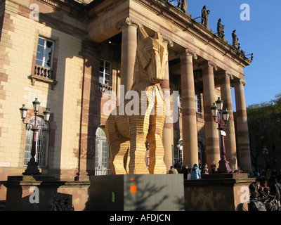 Hölzerne Trojanische Pferd von Philippe Miesch vor Opernhaus, Straßburg, Elsass, Frankreich Stockfoto