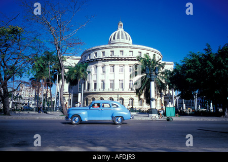 Oldtimer vor dem Capitolio Nacional, El Capitolio, Havanna, Kuba, Karibik Stockfoto