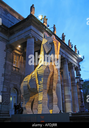 Hölzerne Trojanische Pferd von Philippe Miesch vor Opernhaus in der Abenddämmerung, Straßburg, Elsass, Frankreich Stockfoto