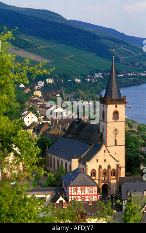 Blick auf Lorch und dem Fluss Rhein, St. Martins-Kirche in den Vordergrund, Rheingau, Deutschland Stockfoto