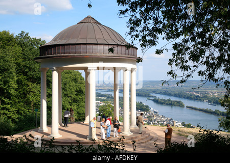 Tempel in der Nähe von Niederwald-Denkmal oberhalb der Stadt Rüdesheim im Flusstal Rheins in Deutschland Stockfoto