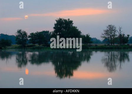 Morgendämmerung über Le Temple See im Naturschutzgebiet La Brenne, Indre, Frankreich. Stockfoto