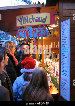 Glühwein, Waffeln und Pfannkuchen stall, Weihnachtsmarkt "Christkindelsmärik", Straßburg, Elsass, Frankreich Stockfoto