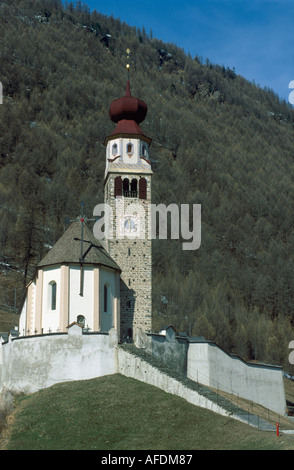 Dorf Kirche von Unser Frau, Val Senales (Schnalstal) Trentino-Südtirol Italien April 1999 Stockfoto