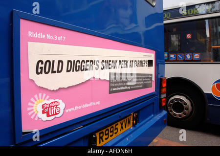 EINE ANZEIGE AUF DER RÜCKSEITE EINES BUSSES MIT EINER KRYPTISCHEN RELIGOUS BOTSCHAFT AUS DER BIBEL IN MANCHESTER UK Stockfoto