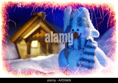 Weihnachten Stillleben Schneemann Stand in der Nähe ein Haus aus Holz Stockfoto