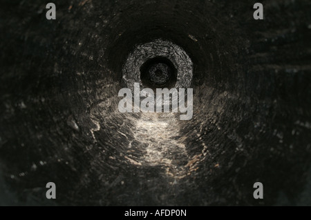 Im Inneren des Fasses von Mons Meg Cannon, Edinburgh Castle Stockfoto