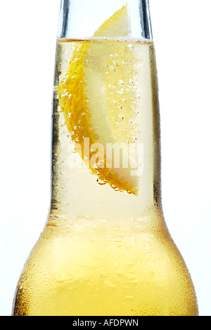Zitrone in einem Bier Flasche Getränk Stockfoto