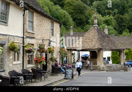 Castle Inn in Castle Combe Wiltshire England UK und Market Cross Stockfoto