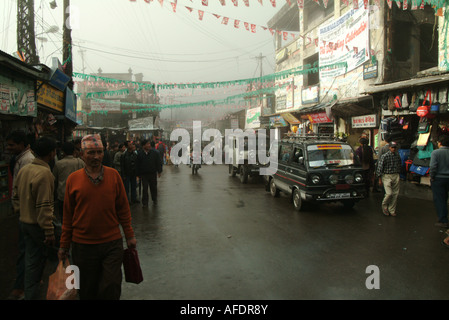 Ein nebliger Nachmittag in Darjeeling Hauptstraße. Stockfoto