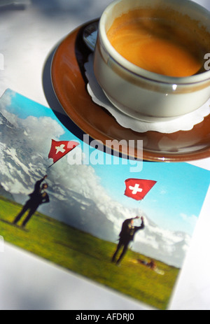 Tasse Offee und typischen Schweizer Postcard, Schweiz Stockfoto