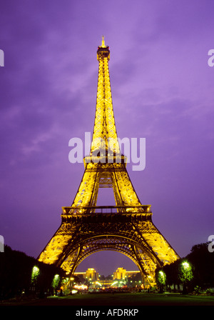 A view of the Eiffel Tower lit up at night over the city of Paris, Paris, France. Stockfoto