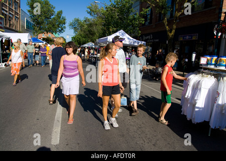 Menschen bei einem Outdoor-Straßenfest Traverse City, Michigan Stockfoto