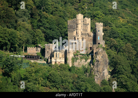 Burg Rheinstein gegenüber Assmannshausen im Flusstal Rheins in Deutschland Stockfoto