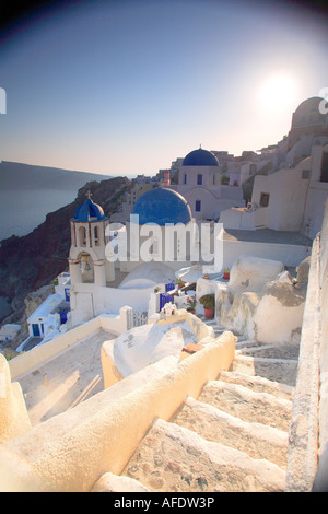 Am frühen Abend Blick auf die malerische Stadt Oia in Santorini, Griechenland Stockfoto