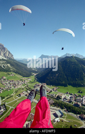 Paragliding über Corvara, in der Nähe von Corvara, Dolomiten, Alta Badia in Südtirol. Italien Stockfoto