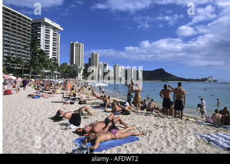 Sonnenbaden am Strand von Waikiki, Honolulu, Oahu, Hawaii, USA Stockfoto