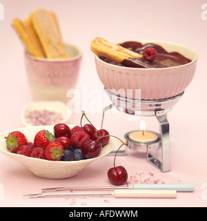 Schwamm-Finger mit Schokolade-Fondue und Obst, Nahaufnahme Stockfoto