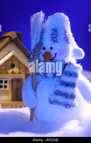 Weihnachten Stillleben Schneemann Stand in der Nähe ein Holzhaus Schnee Winter Urlaub Weihnachten Xmas card Stockfoto