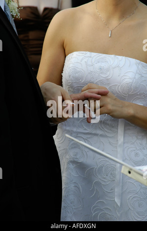Die Braut und Bräutigam wechseln Hochzeit Ringe Stockfoto
