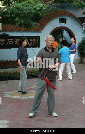 Morgen Tai Chi Schwert in Yinchuan Stadt Ningxia China August 2007 Stockfoto