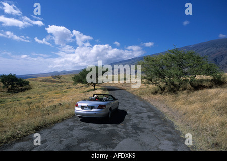 Cabrio auf Piilani Autobahn in der Nähe von Kaupo, Maui, Hawaii, USA Stockfoto