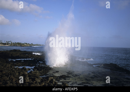 Atemloch auf Kauai, Spouting Horn Strandpark, Poipu, Kauai, Hawaii, USA Stockfoto