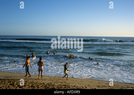 Familienspaß am Strand, Strandpark Kekaha Kekaha, Kauai, Hawaii, USA Stockfoto