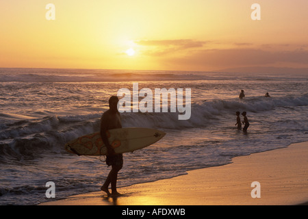 Surfer im Sonnenuntergang, Strandpark Kekaha Kekaha, Kauai, Hawaii, USA Stockfoto