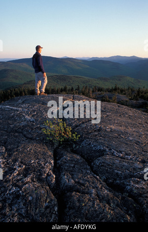 Solo-Wanderer am Gipfel von Mount Caribou, White Mountain National Forest, Maine Stockfoto