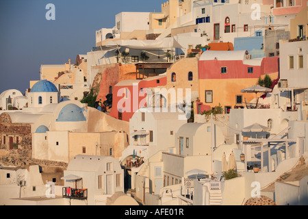 sehr bunt griechischen Bergdorf von Oia, Santorin Stockfoto