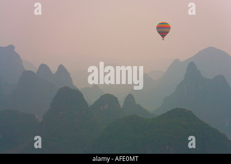 Karstlandschaft von Yangshuo aus Moon Hill Guanxi Provinz China Stockfoto